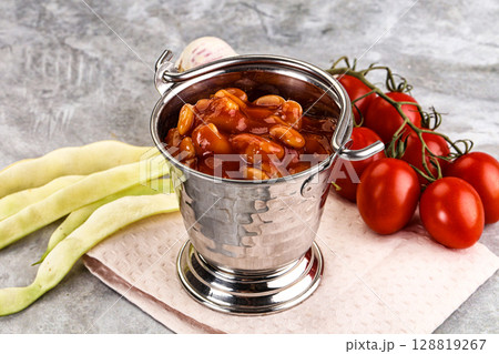 White baked bean in tomato sauce 128819267