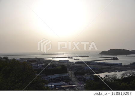 小高い丘の上から見た夕景の浜田港 128819297