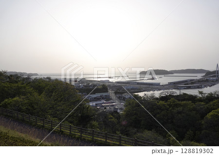 小高い丘の上から見た夕景の浜田港 128819302