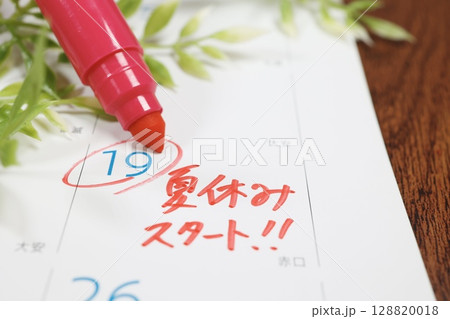 カレンダーに書かれた夏休み開始日と赤い手書き文字 カレンダーに書かれた夏休み開始日と赤い手書き文字 128820018