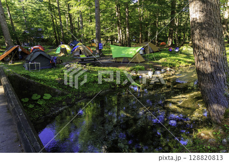 上高地・小梨平の森林と清流に囲まれた夏のキャンプ場風景 128820813