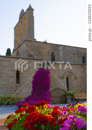 北キプロス・トルコ共和国のベッラパイス修道院と色とりどりの花の写真 128820850