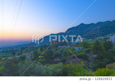 北キプロス・トルコ共和国のベッラパイスの豊かな自然と朝日の写真 128820851