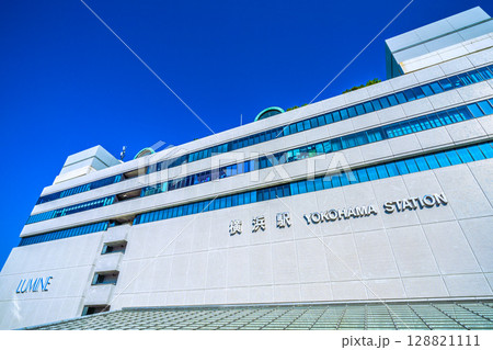 日本の横浜都市景観7月24日。横浜駅東口（中央）などを望む 128821111