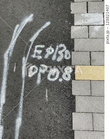 道路に文字のある風景 128821407