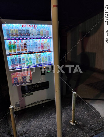 真夜中の日本の自動販売機 128821428