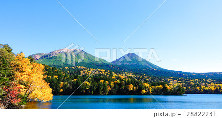 爽やかな青空と北海道足寄町にある秋のオンネトー 爽やかな青空と北海道足寄町にある秋のオンネトー 128822231