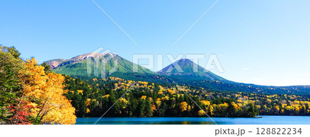 爽やかな青空と北海道足寄町にある秋のオンネトー 128822234