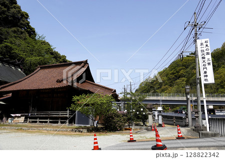 山懐に建つ大祭天石門彦神社(三宮神社)拝殿 山懐に建つ大祭天石門彦神社(三宮神社)拝殿 128822342