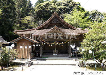 山懐に建つ大祭天石門彦神社(三宮神社)拝殿 山懐に建つ大祭天石門彦神社(三宮神社)拝殿 128822347