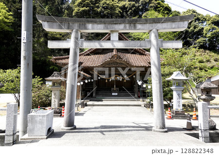 山懐に建つ大祭天石門彦神社(三宮神社)拝殿と鳥居 山懐に建つ大祭天石門彦神社(三宮神社)拝殿と鳥居 128822348