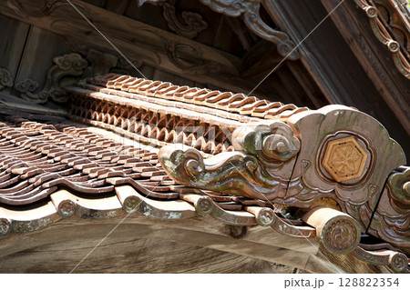 山懐に建つ大祭天石門彦神社(三宮神社)拝殿の屋根 神紋の入った鬼瓦 山懐に建つ大祭天石門彦神社(三宮神社)拝殿の屋根 神紋の入った鬼瓦 128822354