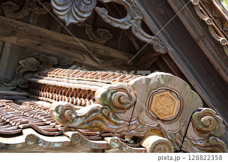 山懐に建つ大祭天石門彦神社(三宮神社)拝殿の屋根 神紋の入った鬼瓦 山懐に建つ大祭天石門彦神社(三宮神社)拝殿の屋根 神紋の入った鬼瓦 128822358