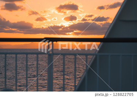 【東京九州フェリーはまゆう新門司港行　宇和島沖の夕日】 128822705