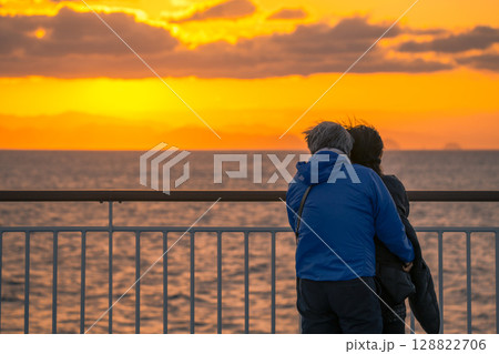 【東京九州フェリーはまゆう新門司港行　宇和島沖の夕日】 128822706