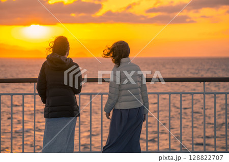 【東京九州フェリーはまゆう新門司港行　宇和島沖の夕日】 128822707