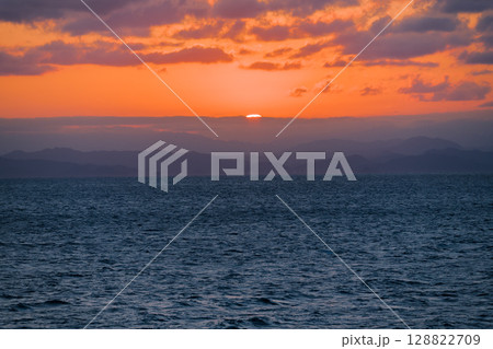 【東京九州フェリーはまゆう新門司港行　宇和島沖の夕日　貨物船有り】 128822709