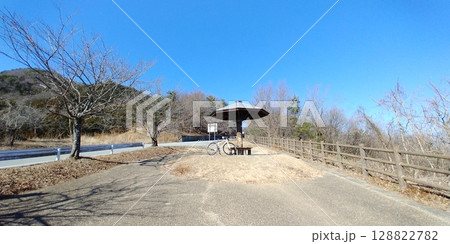 桃花橋公園と自転車 128822782