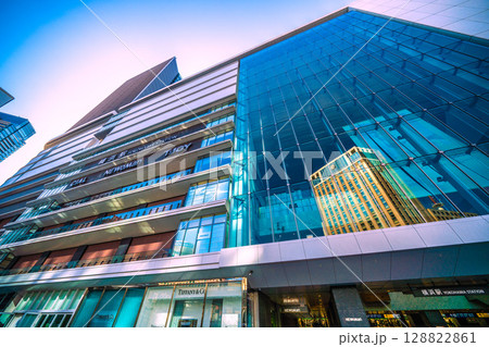 日本の横浜都市景観 7月24日。横浜駅やJR横浜タワー、ガラス窓に映る横浜ベイシェラトンHなどを望む 128822861