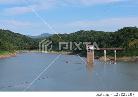 取水塔と橋 取水塔と橋 128823197