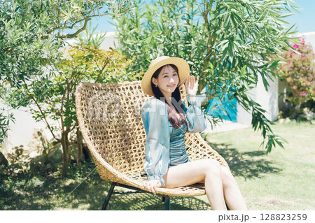 リゾート地でバカンスを楽しむ若い女性 128823259