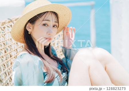 リゾート地でバカンスを楽しむ若い女性 リゾート地でバカンスを楽しむ若い女性 128823273