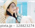 リゾート地でバカンスを楽しむ若い女性 128823274