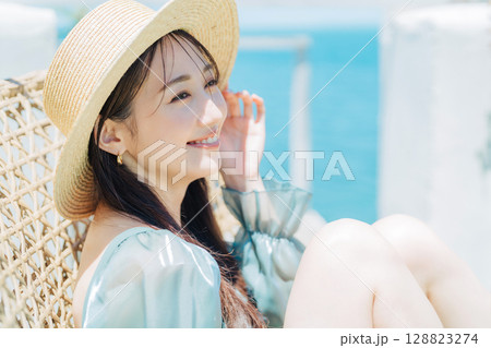 リゾート地でバカンスを楽しむ若い女性 128823274