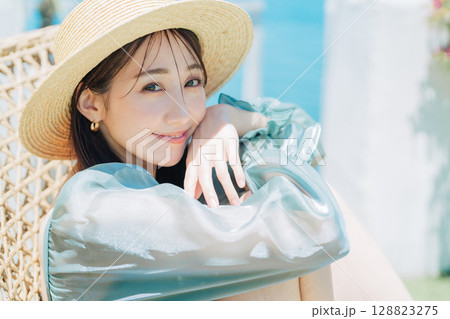 リゾート地でバカンスを楽しむ若い女性 リゾート地でバカンスを楽しむ若い女性 128823275