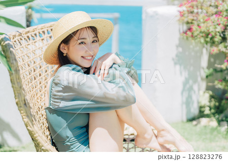 リゾート地でバカンスを楽しむ若い女性 128823276