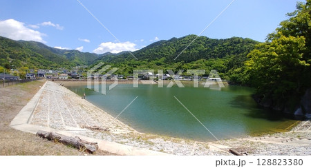 山梨県甲府市、竜華池の風景 128823380