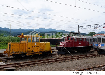 弘南鉄道のモーターカーとED221電気機関車 128823412