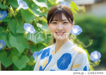 朝顔柄の浴衣を着た笑顔の女性 背景に朝顔の花 朝顔柄の浴衣を着た笑顔の女性 背景に朝顔の花 128823444