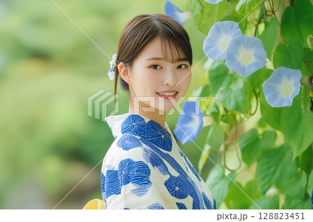 朝顔柄の浴衣を着た笑顔の女性　背景に朝顔の花 128823451