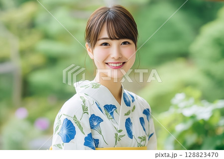 朝顔柄の浴衣を着た笑顔の女性　背景に朝顔の花 128823470