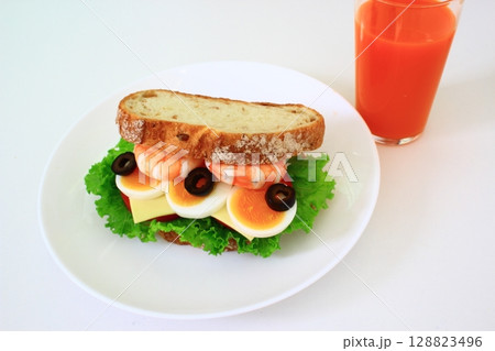 ヘルシーな朝食 128823496
