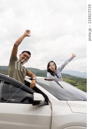 Couple enjoying the view from their car 128823558