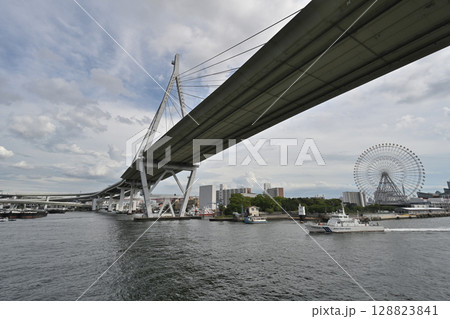 海上から見た天保山大橋 海上から見た天保山大橋 128823841