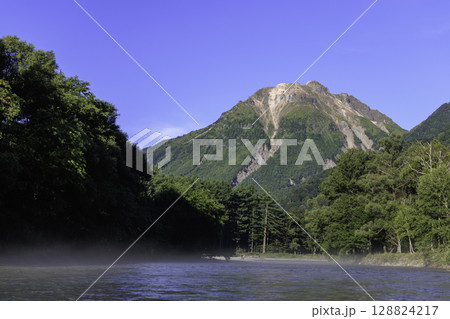 上高地の早朝の梓川と焼岳を望む清涼な山岳風景写真 上高地の早朝の梓川と焼岳を望む清涼な山岳風景写真 128824217