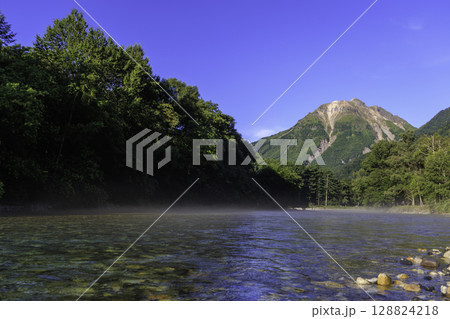 上高地の早朝の梓川と焼岳を望む清涼な山岳風景写真 128824218