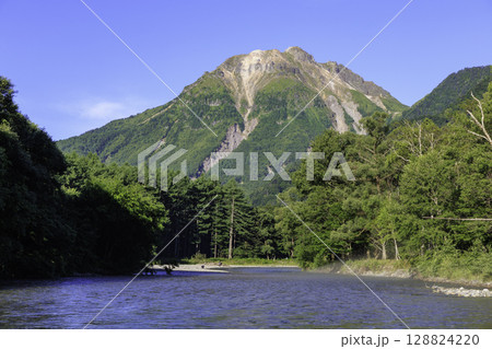 上高地の早朝の梓川と焼岳を望む清涼な山岳風景写真 上高地の早朝の梓川と焼岳を望む清涼な山岳風景写真 128824220