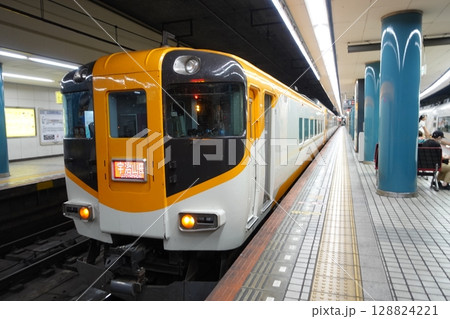 近鉄大阪難波駅「特急 宇治山田行」電車 128824221
