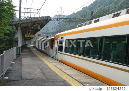 近鉄「特急 宇治山田行」電車 榊原温泉口駅 近鉄「特急 宇治山田行」電車 榊原温泉口駅 128824222