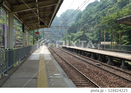 近鉄「特急 宇治山田行」電車 榊原温泉口駅 近鉄「特急 宇治山田行」電車 榊原温泉口駅 128824225