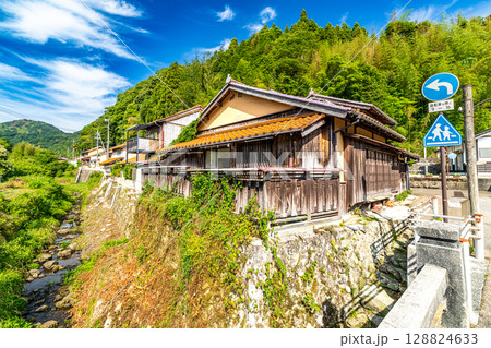 【世界遺産 石見銀山遺跡とその文化的景観】【重伝建】大森銀山　銀山川と街並み　島根県大田市 128824633