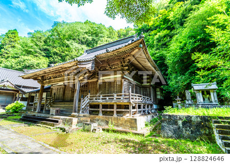 【世界遺産 石見銀山遺跡とその文化的景観】【重伝建】大森銀山　初夏の勝源寺の本堂　島根県大田市 128824646