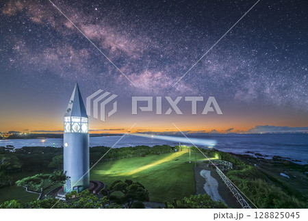 城ヶ島公園の夜明け　天の川と安房埼灯台　観光イメージ【神奈川県・三浦市】 128825045