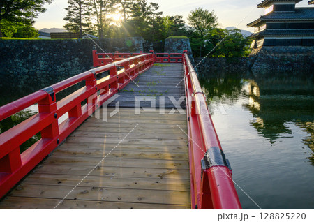 朝を迎えた松本城【埋橋】 128825220