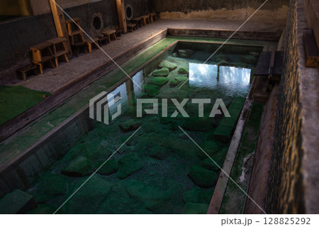 冷鉱泉が湧き出る岩風呂 – 寒の地獄温泉 128825292