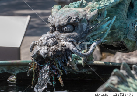 青銅の龍の手水舎 128825479